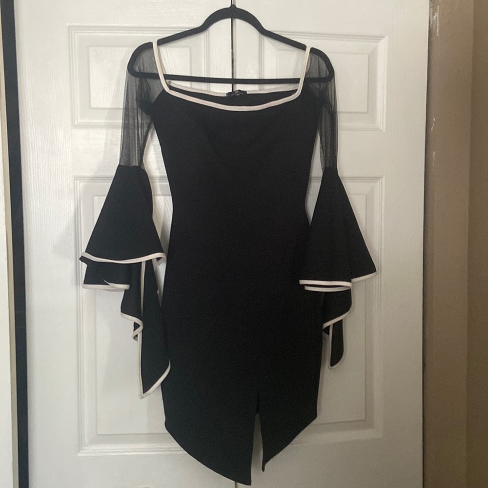 Dress with flowy sleeves